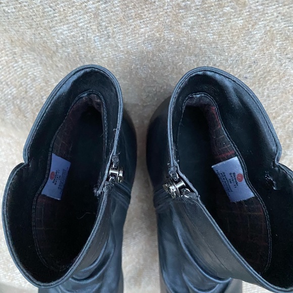 Blondo Women’s Size 8 Leather Ankle Boot with Heel - Picture 4 of 4